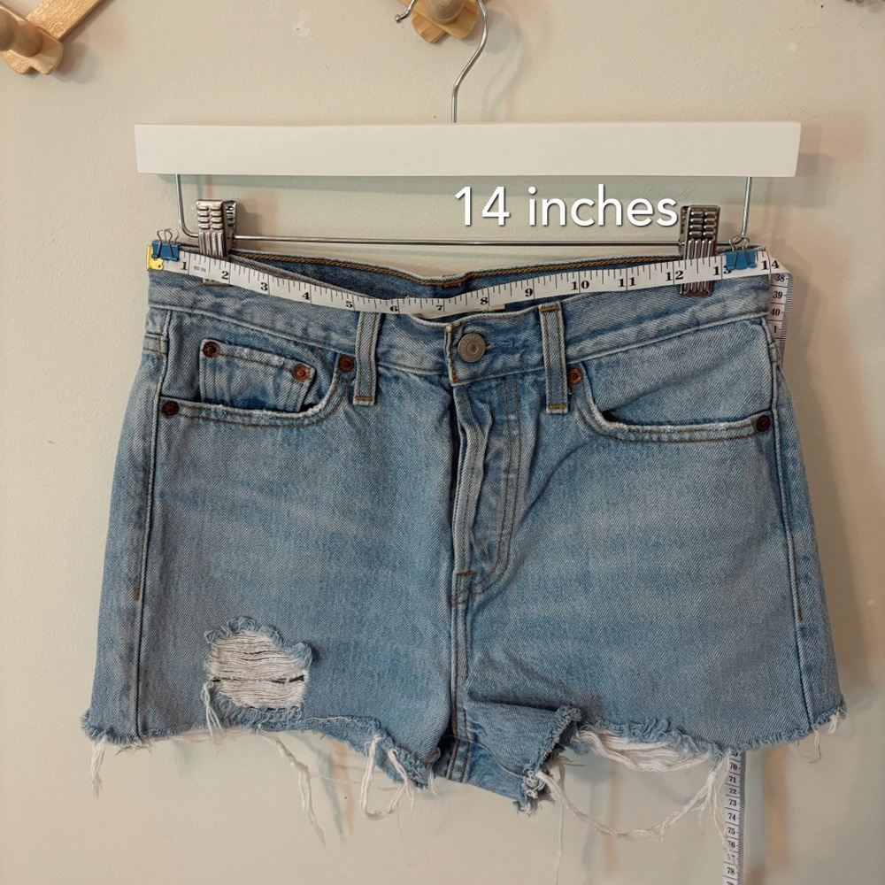Levi's High Rise Wedgie Fit Distressed Shorts - Size 26 - Picture 6 of 12